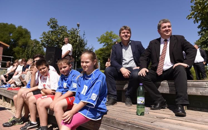 Közel százezer gyerek nyaralását segítik