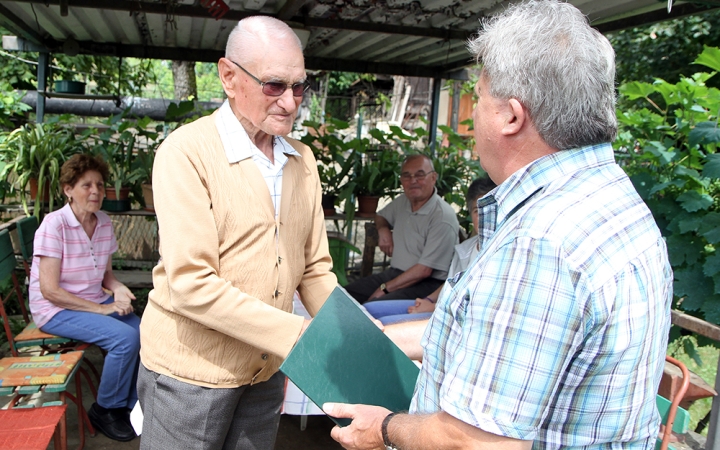 Gyula bácsi 95 évesen is aktívan kertészkedik