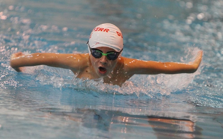 Dunaújvárosi éremeső az uszodában