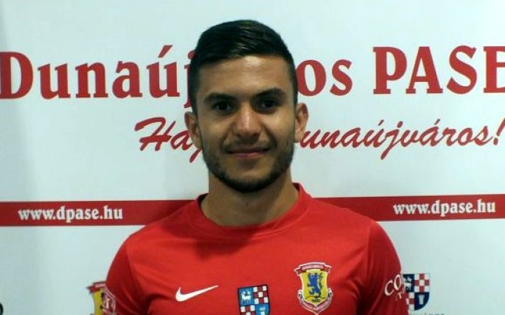 Két fiatal védő a keretben