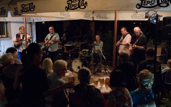 Frenetikus Gitár Trió koncert, soha nem látott tömeg előtt