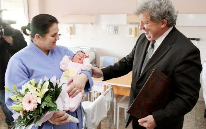 Köszöntötték az év első dunaújvárosi babáját