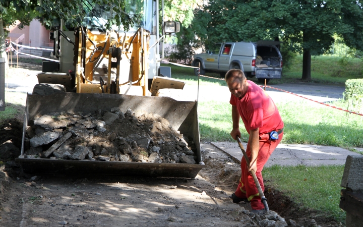 Térkővel borítják a járdát