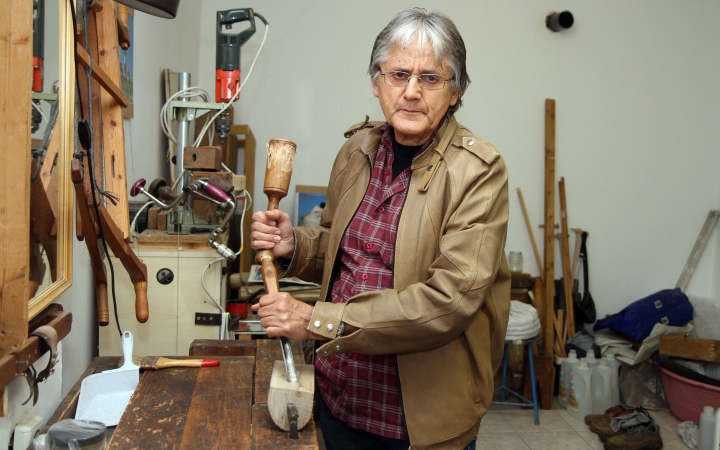 Új életre kel az anyag a fafaragó kezében