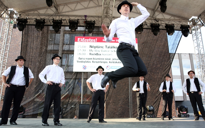 Egész napos buli a Városháza téren