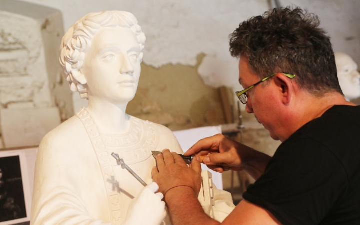 Miska huszár a tízen túliak társaságában