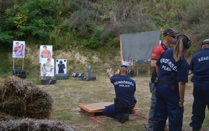 Gyújtópontban, lőtávolban - Célra tartottak a zsaruk