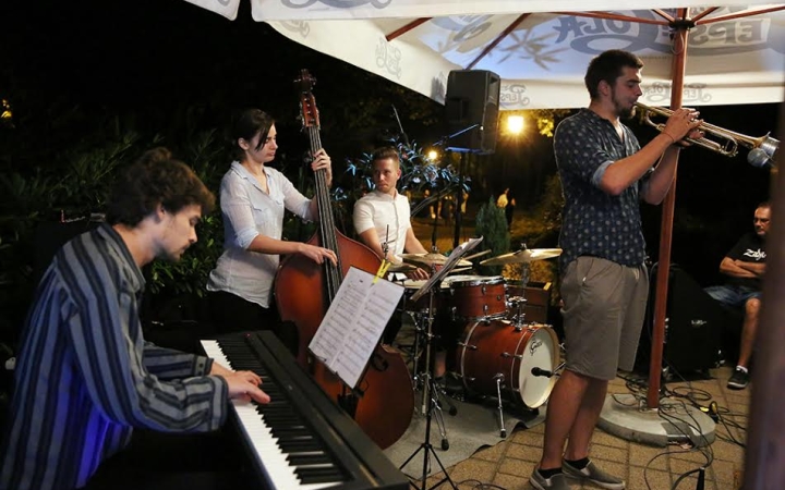Kis esti zene - Ég Alatti Quartet a Művész teraszán