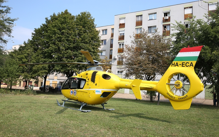 Mentőhelikopter szállt le a Kallós mögött