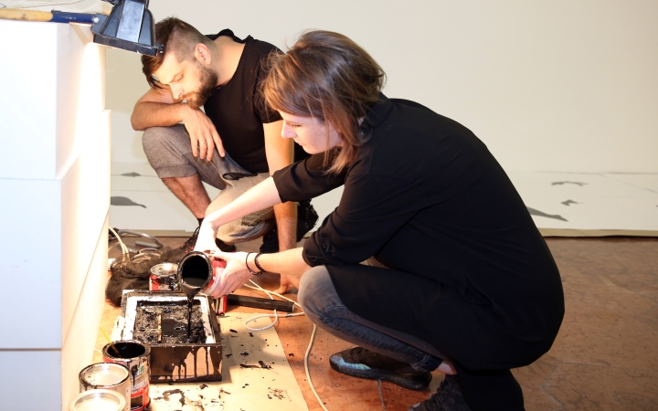 Csak fekete - Különös utazás a KMI-ben