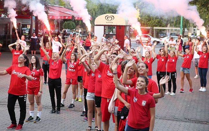 Kézilabdás flashmob a szerethető csapatért