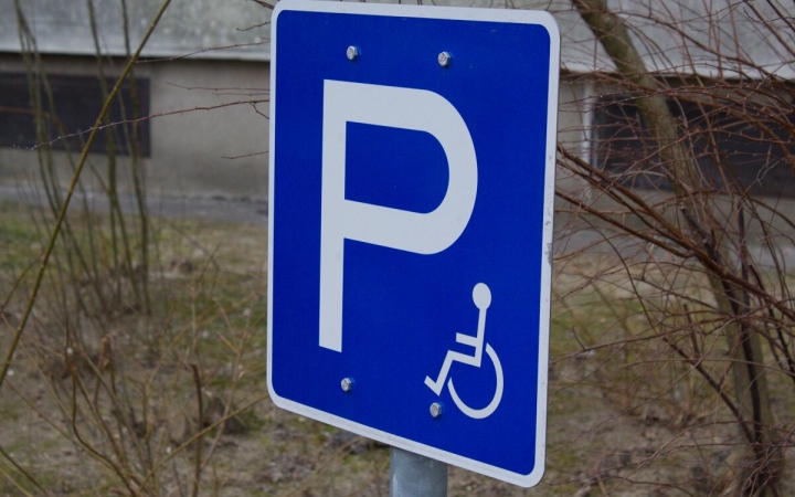 Parkolóhelyek a mozgáskorlátozottaknak