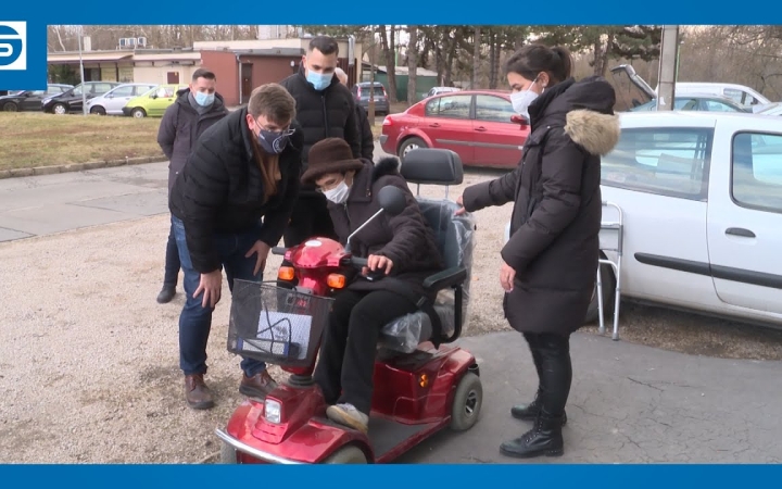 Embedded thumbnail for Elektromos mopedet adományozott a városvezetés