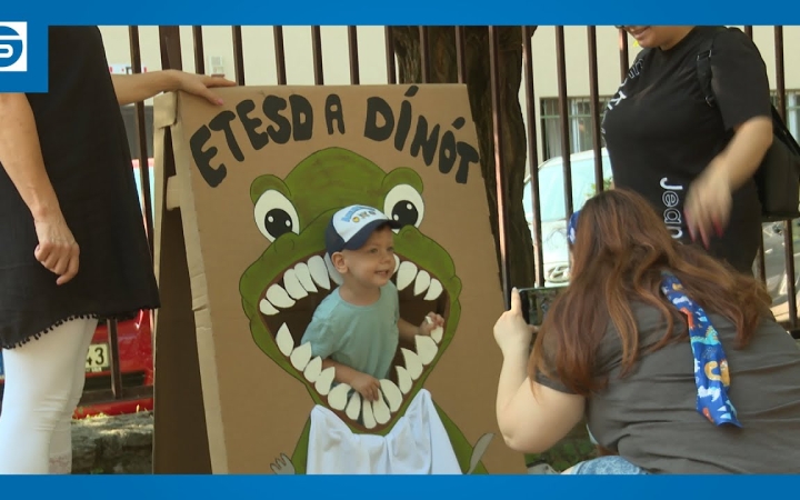 Embedded thumbnail for Változatos, színes programmal csalogatott az Útkeresés "dínós" Játékfesztiválja (galériával)