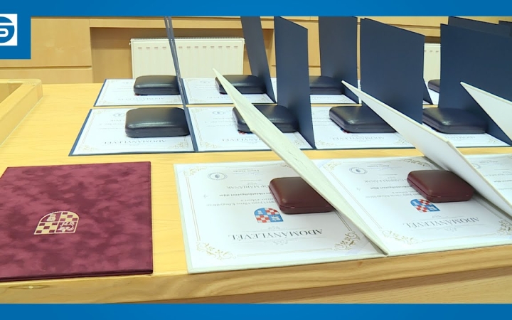 Embedded thumbnail for Pedagógusdíjak: évtizedekes pályákat ismertek el a Városházán (galériával)