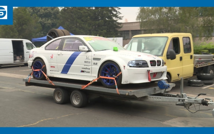 Embedded thumbnail for Nagy durranás volt a "bömbisek" aszfaltkoptatása (galériával)