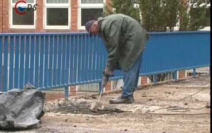 Embedded thumbnail for Petőfi iskola: már a burkolatot javítják a hídon