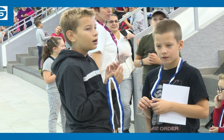 Embedded thumbnail for Hazai éremeső az uszodában