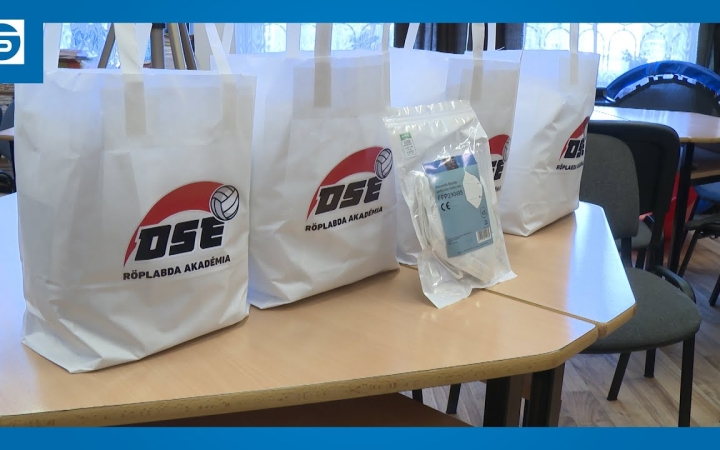 Embedded thumbnail for Maszkokkal segítenek a röplabdázók