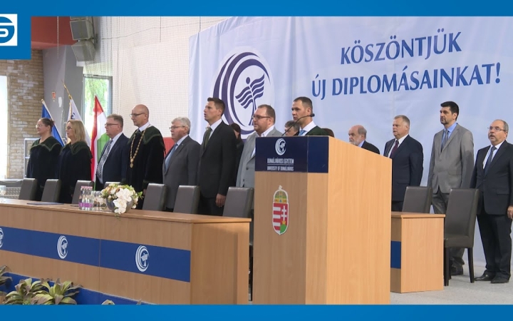 Embedded thumbnail for A friss diplomásokat ünnepelték az egyetemen