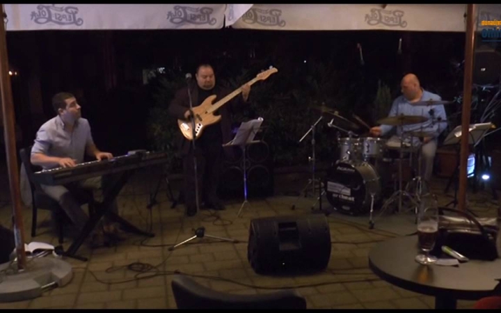 Embedded thumbnail for Finom muzsika, kemény alapokon - Benda Trió a Művészben