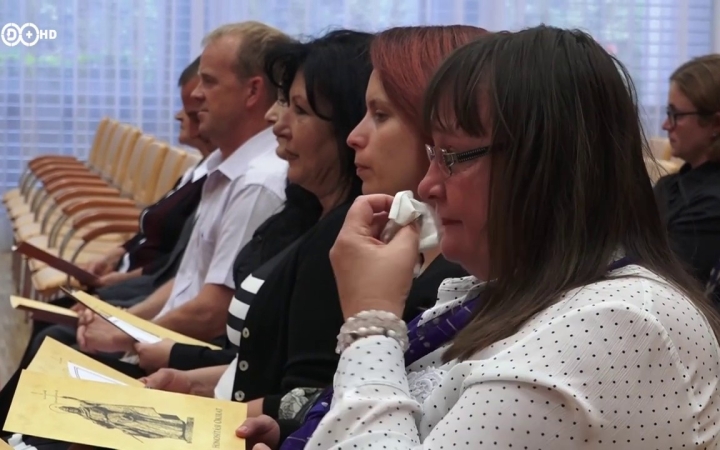 Embedded thumbnail for Heten tettek állampolgári esküt