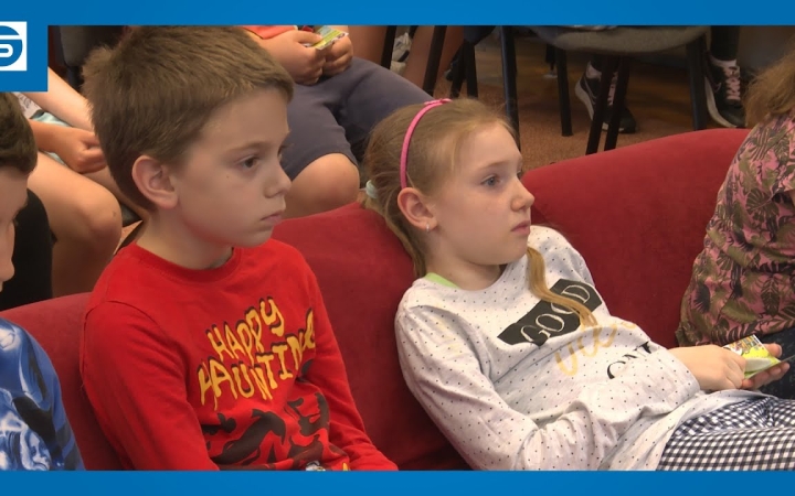 Embedded thumbnail for DSTV: "Világpuszi" a gyermekkönyvtárban