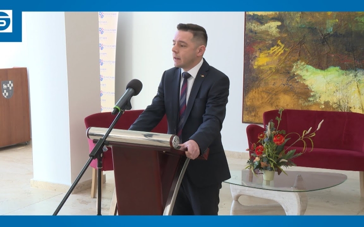 Embedded thumbnail for Dübörög az össz-ellenzéki aláírásgyűjtés