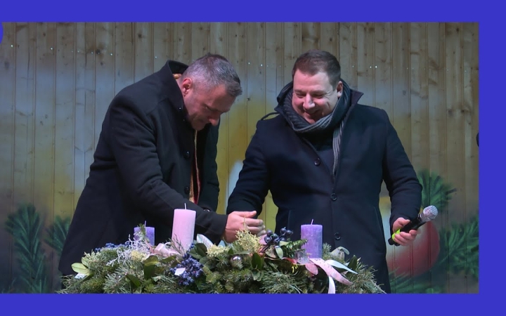 Embedded thumbnail for A hit jelképe – fellobbant a láng az első adventi gyertyán a Városháza téri ünnepen (galériával)