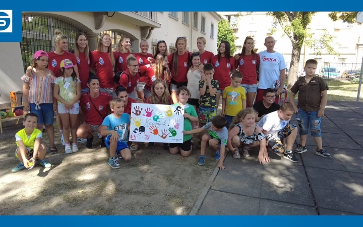 Embedded thumbnail for Dupla ajándék az Útkeresésnek a DKKA női kézilabda csapatától (galériával)