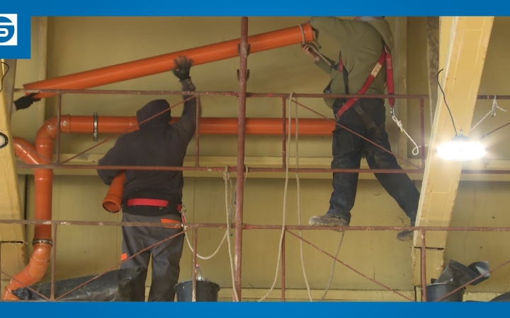 Embedded thumbnail for Zajlik a sportcsarnok felújítása