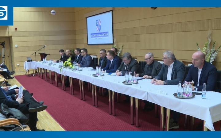 Embedded thumbnail for Közmeghallgatás tartottak a Városházán a város szerepéről és lehetőségeiről (galériával)