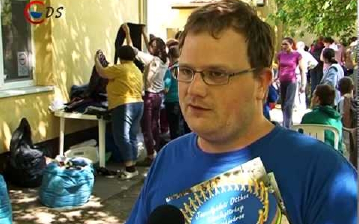 Embedded thumbnail for Így tud 35 zsák ruha felhőtlen örömet okozni