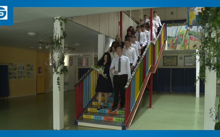 Embedded thumbnail for DSTV: elballagtak az "aranyos" diákok is