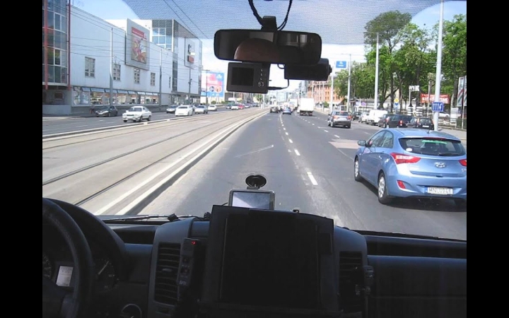 Embedded thumbnail for Így repeszt a mentő, ha sürgős az eset - VIDEÓ az anyósülésből