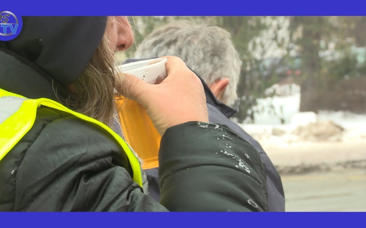 Embedded thumbnail for Forró teával köszönték meg a jeges munkát