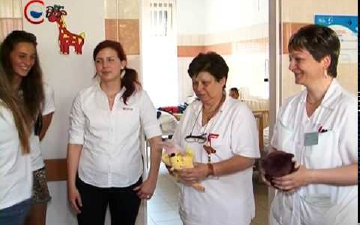 Embedded thumbnail for A vízilabdás lányok adománya a kórház gyermekosztályának