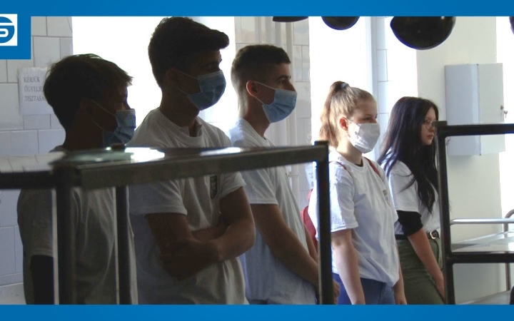 Embedded thumbnail for DSTV: gólyanapot szervezett a kereskedelmi középiskola