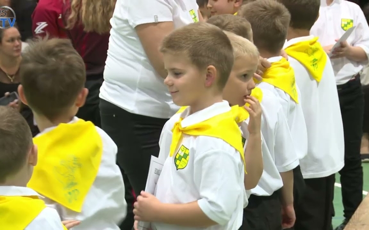 Embedded thumbnail for DSTV: elsősavató zöldben és sárgában