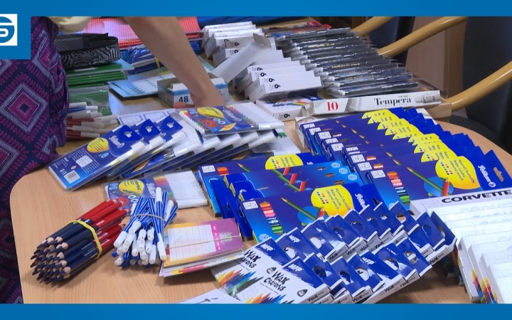 Embedded thumbnail for Egész nyáron gyűjti a tanszereket az Útkeresés Segítő Szolgálat