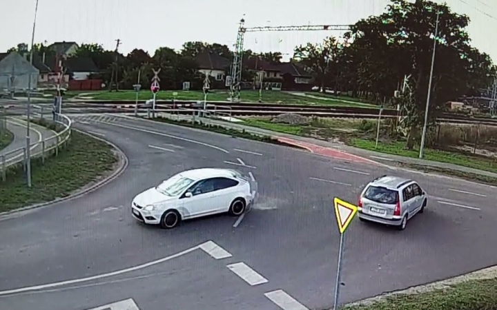 Embedded thumbnail for Világrekord: letörte a sorompó csapórúdját, aztán kétszer hajtott át a sínpáron (videóval!)