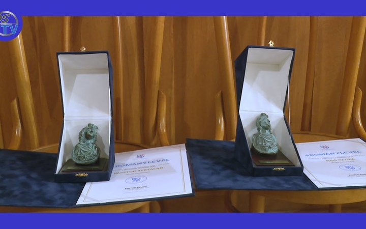 Embedded thumbnail for Kiss Attila és Pásztor Bertalan vehette át a város Pro Cultura Intercisae díját