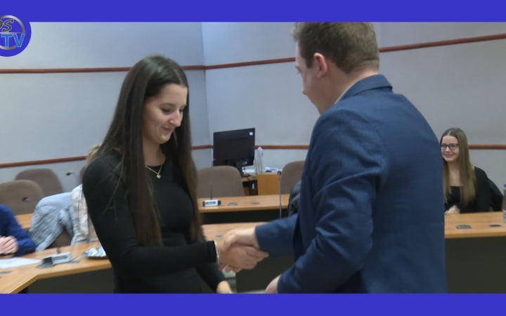 Embedded thumbnail for DSTV: diákokat köszöntöttek