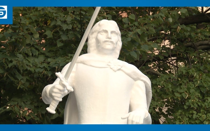 Embedded thumbnail for És akkor bevágtatott a térre a ló nélküli lovas