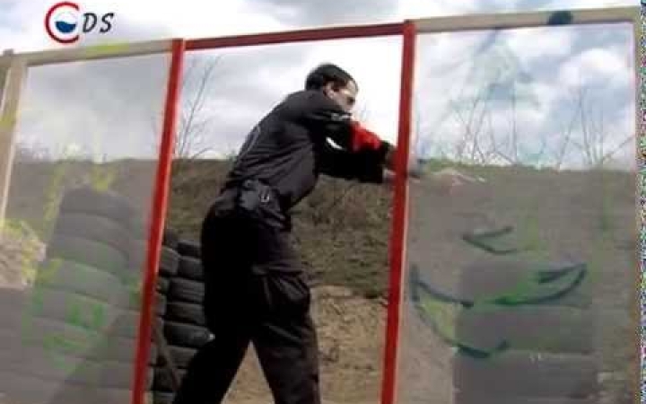 Embedded thumbnail for Ropogtak a fegyverek a lőtéren