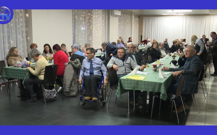 Embedded thumbnail for "Szeretném, ha mindig úgy néznének ránk, mint a rendes emberekre"