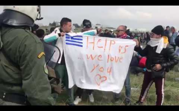 Embedded thumbnail for Helyszíni felvételek a baloldal szerint nem létező agresszív migránskaraván balhéjáról