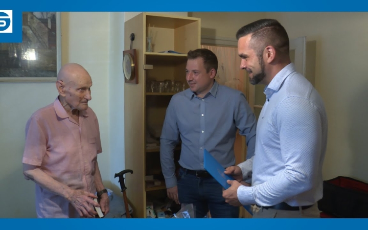 Embedded thumbnail for 102 évesen is gondozza a virágágyásokat