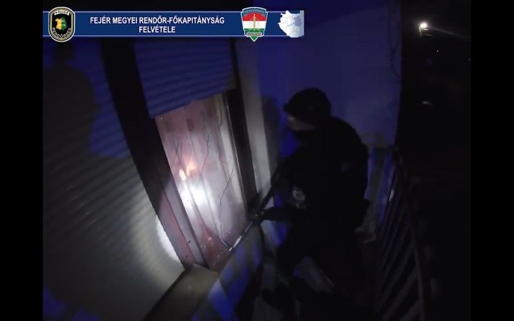 Embedded thumbnail for Eredményes rajtaütés – rendőrkézre került a díler