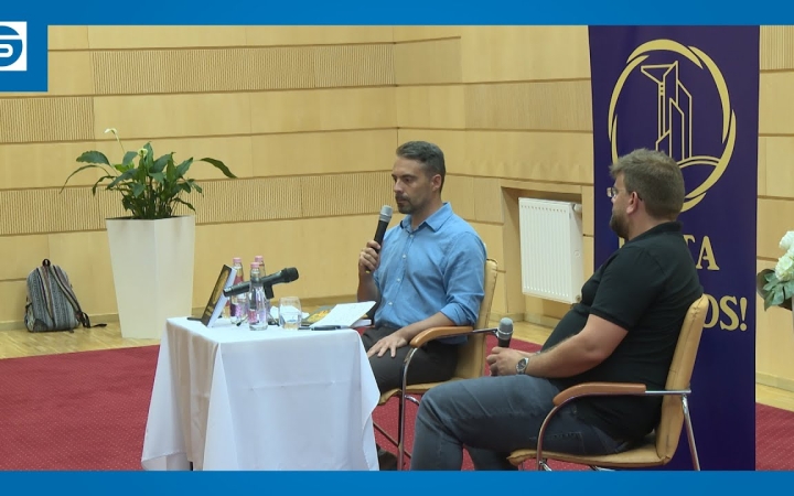 Embedded thumbnail for Dunaújvárosi Estek: tárlattal és kötetbemutatóval érkezett Vona Gábor 